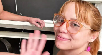 Zayıf çıtır Melissa çömelip suratına taş gibi boşaltıyorlar